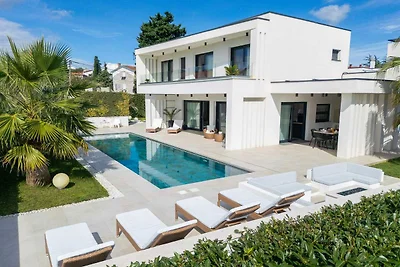 Villa LUMINOSA mit Aussen- und Innenpool und...