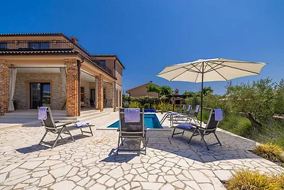 Luxe villa in Linardici met zwembad