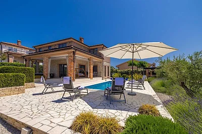 Luxe villa in Linardici met zwembad