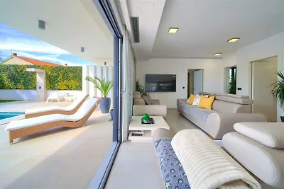 Villa LUMINOSA mit Aussen- und Innenpool und...