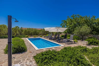 Rustikale Villa Bellamare mit Pool