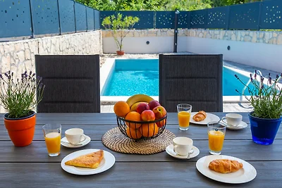Villa LARUS