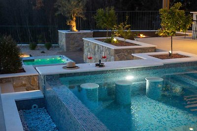 Villa LADY con piscina riscaldata, jacuzzi e...