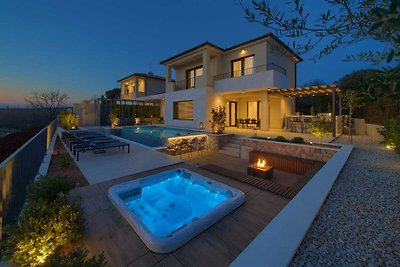 Villa LORD con piscina riscaldata, jacuzzi e...