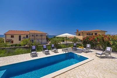 Luxe villa in Linardici met zwembad