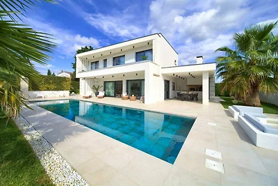 Villa LUMINOSA mit Aussen- und Innenpool und...