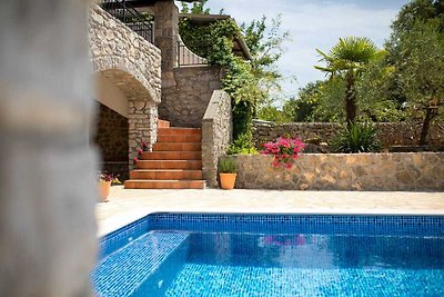 Belle maison en pierre IVA avec piscine chauffée