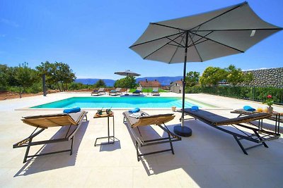Villa MAGNIFICA with pool
