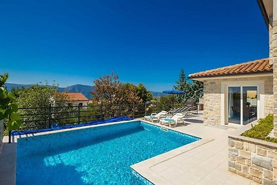 Villa LURDA mit beheiztem Pool