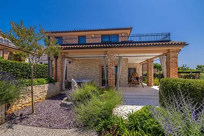 Luxe villa in Linardici met zwembad