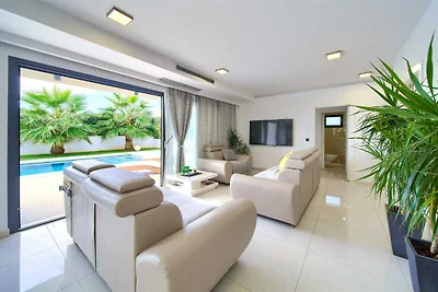 Villa LUMINOSA mit Aussen- und Innenpool und...