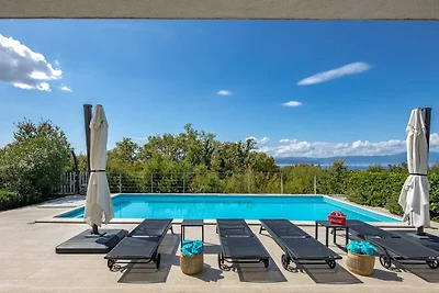 Villa LUXOR mit beheiztem Pool