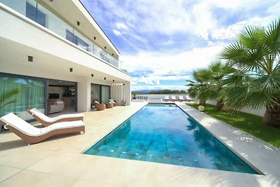 Villa LUMINOSA mit Aussen- und Innenpool und...