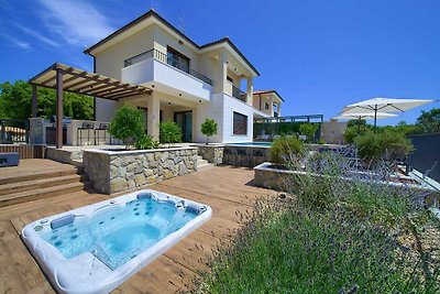 Villa LADY con piscina riscaldata, jacuzzi e...