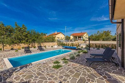 Rustic Villa Bellamare with pool
