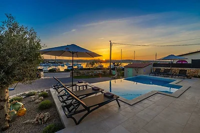 Villa BEACHFRONT
