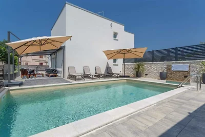 Apartment ROYAL 2 mit Pool und Jacuzzi