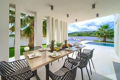 Villa LUMINOSA mit Aussen- und Innenpool und...