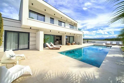 Villa LUMINOSA mit Aussen- und Innenpool und...