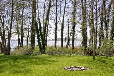 Casa blu sul lago