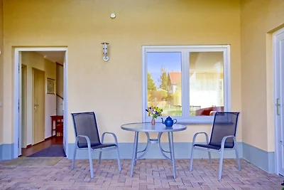 Casa blu sul lago