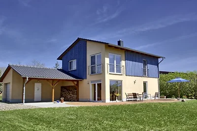 Casa blu sul lago