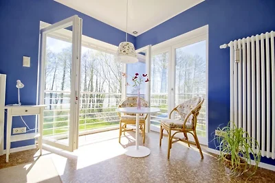 Casa blu sul lago