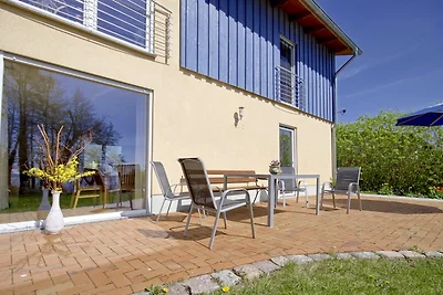 Casa blu sul lago
