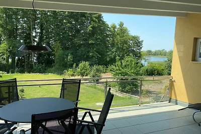 Casa gialla sul lago