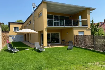 Casa gialla sul lago