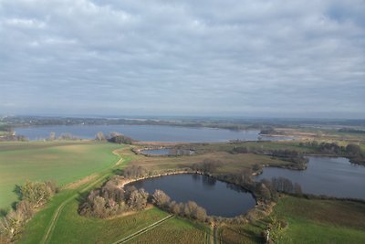 Geel huis aan het meer