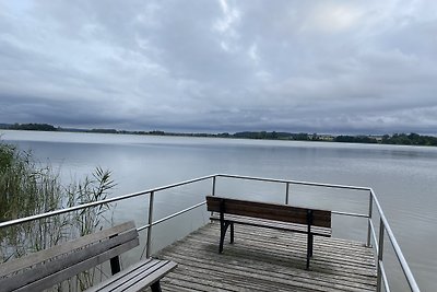 Geel huis aan het meer