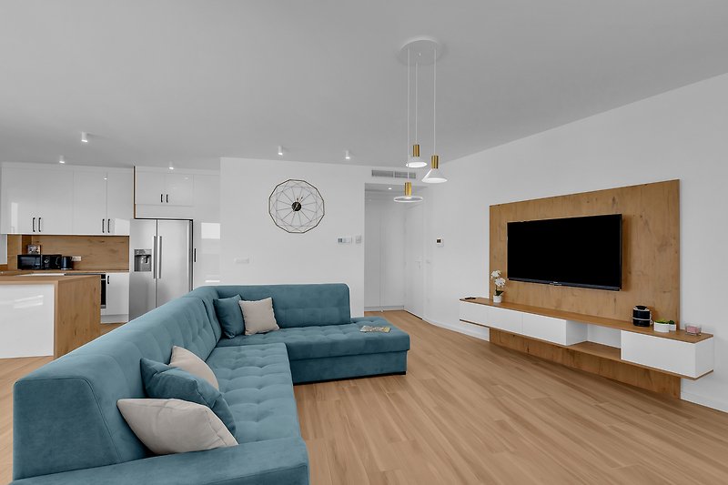 Gemütliches Wohnzimmer mit stilvoller Einrichtung und bequemer Couch.