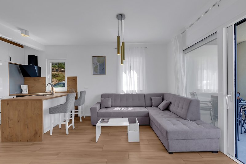 Gemütliches Wohnzimmer mit stilvoller Einrichtung und Küche