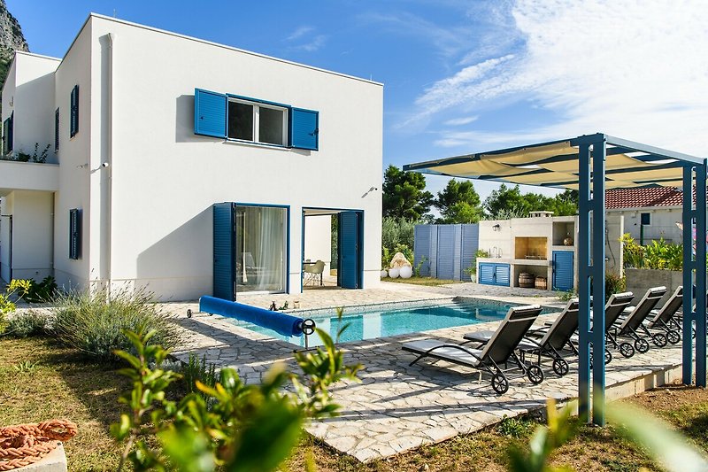 Schwimmbad mit Sonnenliegen, Gebäude, Terrasse, Außenmöbel, Landschaft, Haus, Dach, Garten, Villa