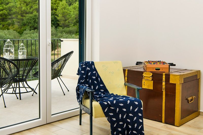 Stilvolle Möbel, Holzboden und Außenmöbel auf der Terrasse.