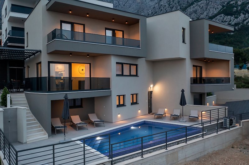 Schwimmbad mit modernem Design und stilvoller Außenmöblierung.