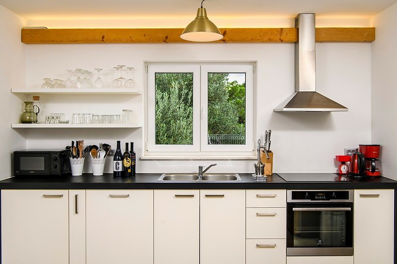 Moderne Küche mit stilvoller Einrichtung und Holzboden.