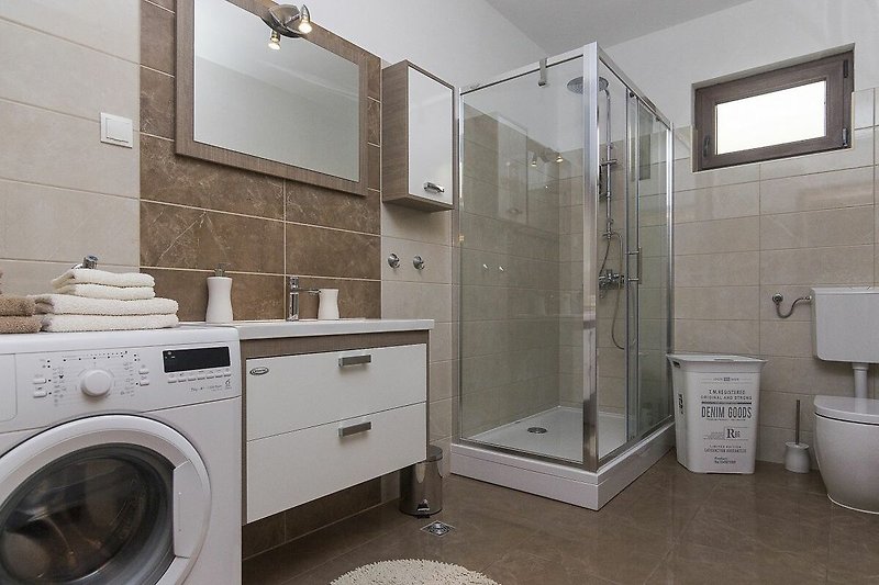 Gemütliches Badezimmer mit moderner Ausstattung und stilvoller Beleuchtung.