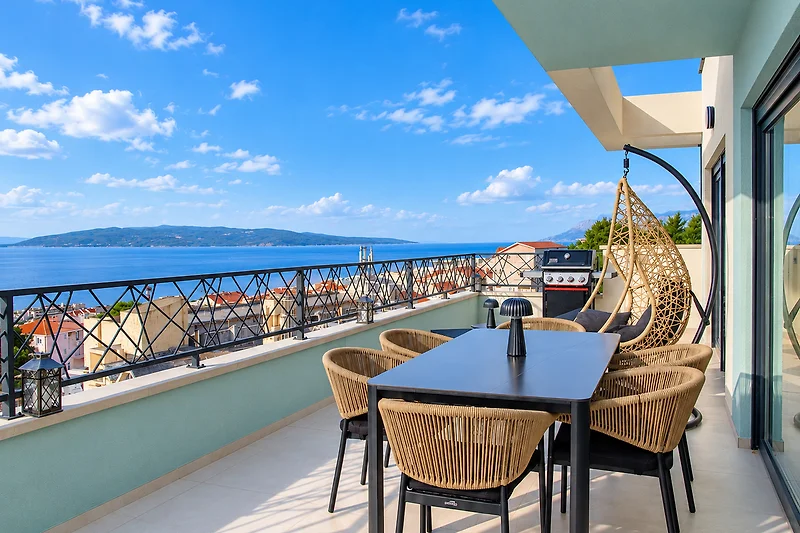 Balkon mit Meerblick und Sitzmöbeln für entspannte Stunden.