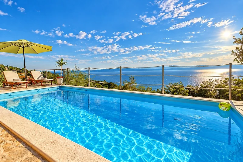 Pool mit Meerblick