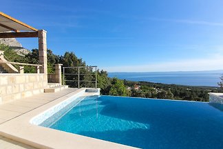 Steinvilla Dado mit infinity Pool
