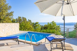 Schönes kleines Haus mit Pool und tollem Blick aufs Meer