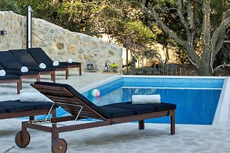 Steinvilla mit beheiztem Pool
