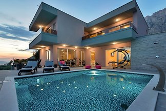 Villa Astra mit beheiztem Pool