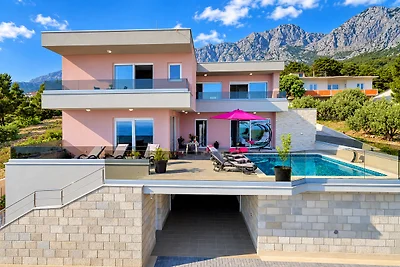 Villa Astra mit beheiztem Pool