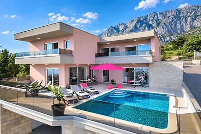 Villa Astra mit beheiztem Pool