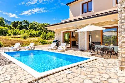 Villa Dolac mit Pool und Garten
