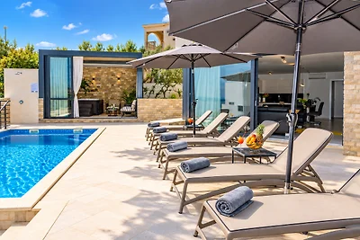 Villa Oscar mit beheiztem Pool in Makarska