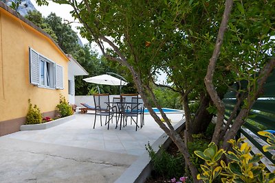 Kleines Ferienhaus Girani mit Pool